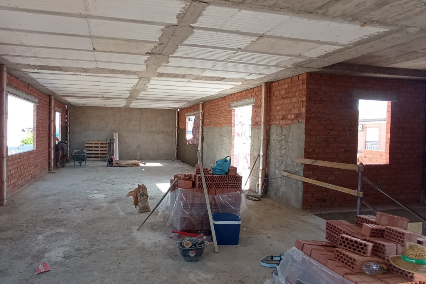 Imagen de una entrega de llaves de una vivienda con las manos entrecruzadas de una pareja que acaba de adquirirla