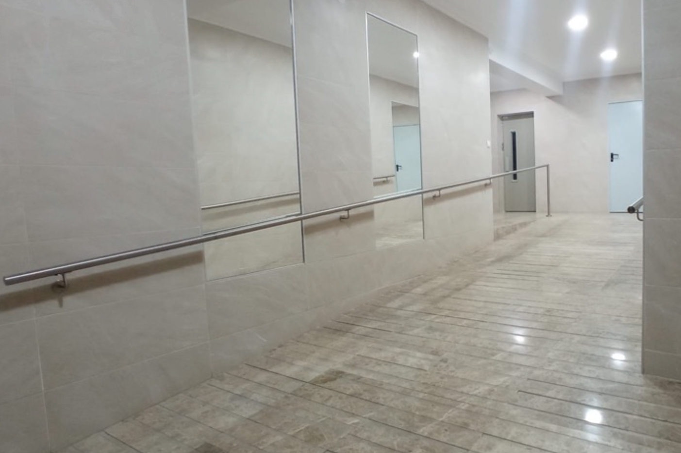 Imagen de unas casas de plaza combinada con un gráfico de valores de acciones