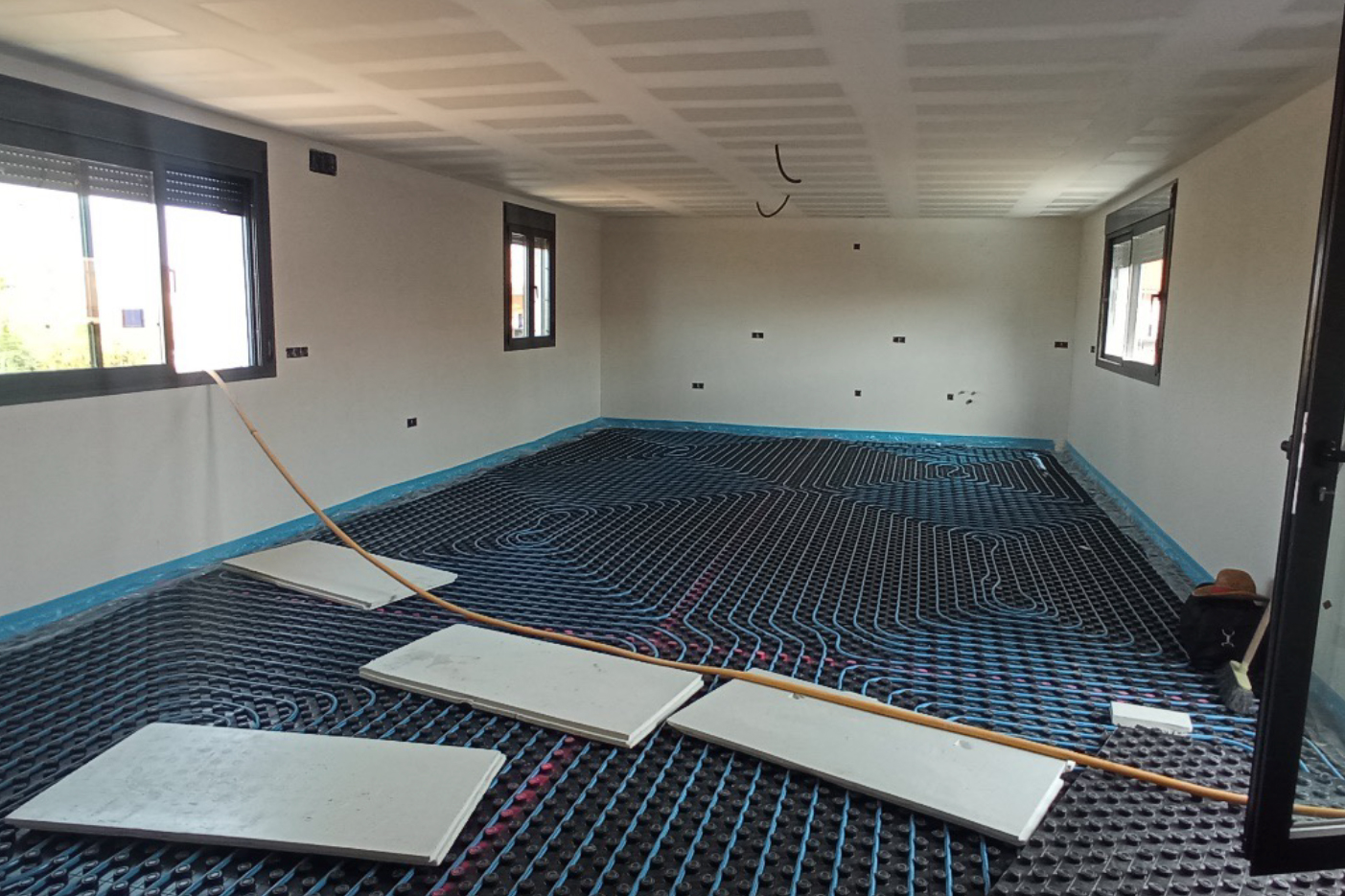 Imagen de una familia riendo sentados en el suelo jugando