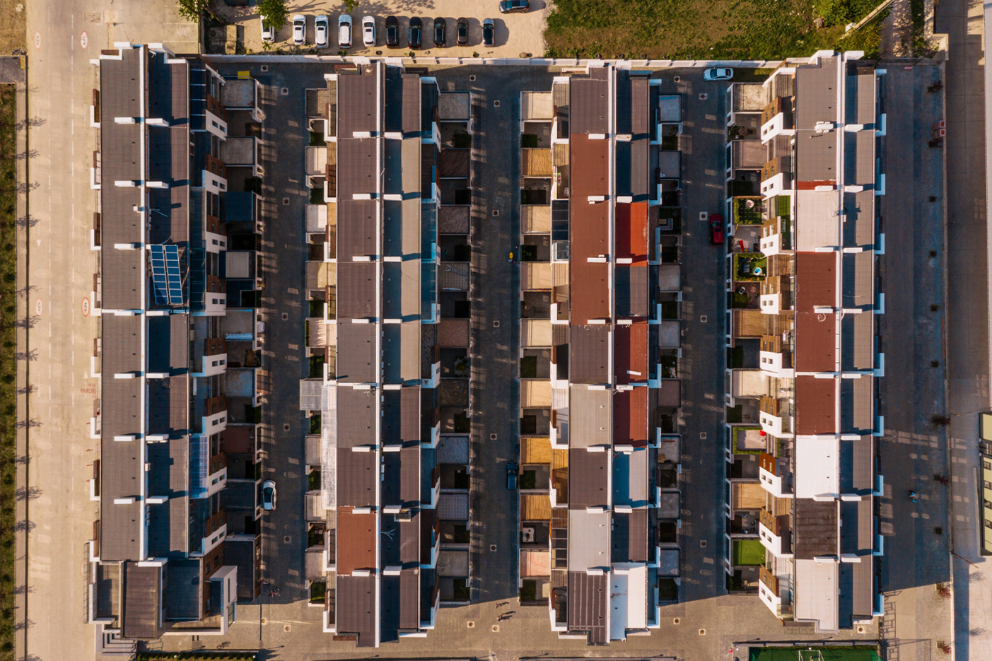 Imagen de una entrega de llaves de una vivienda con las manos entrecruzadas de una pareja que acaba de adquirirla