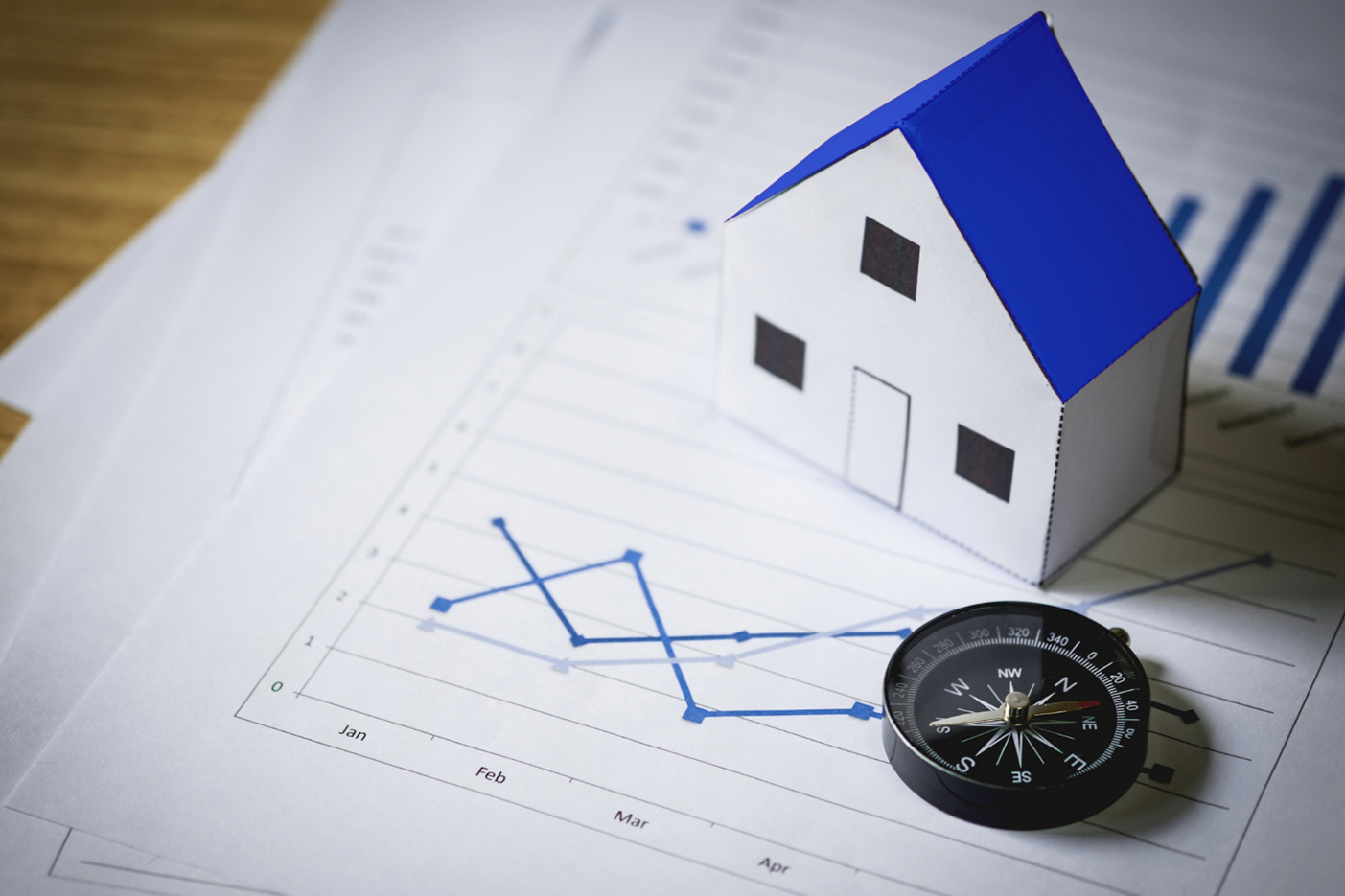 Imagen de una familia riendo sentados en el suelo jugando