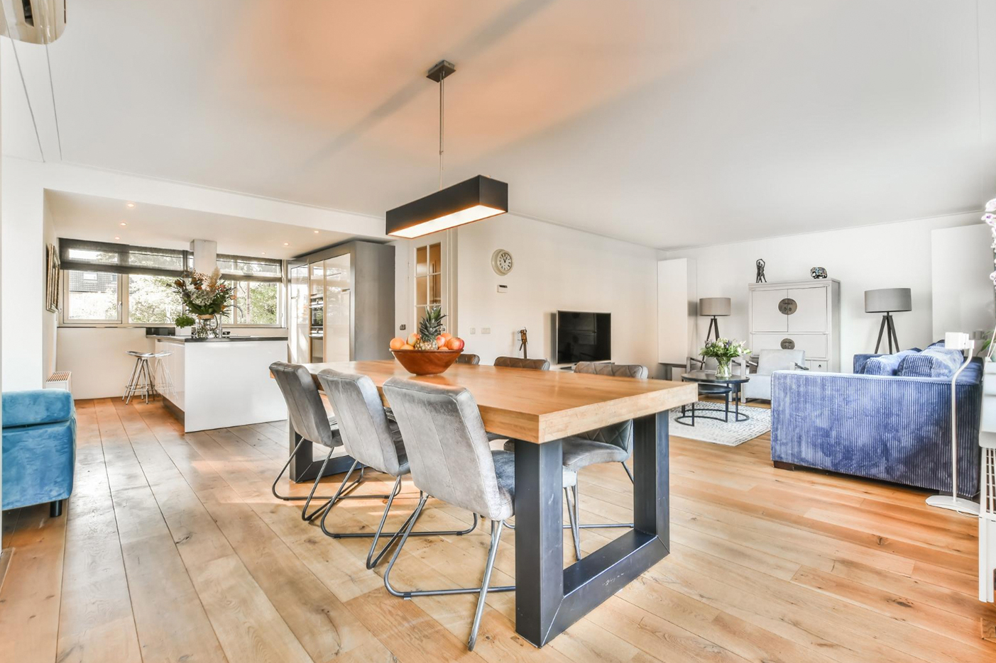 Imagen de una entrega de llaves de una vivienda con las manos entrecruzadas de una pareja que acaba de adquirirla