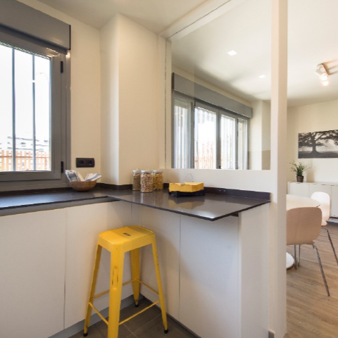 MOSSAICO-Sobre-mi-06 manos abiertas y juntas de un padre y un hijo con un recortable de papel que representa a una familia