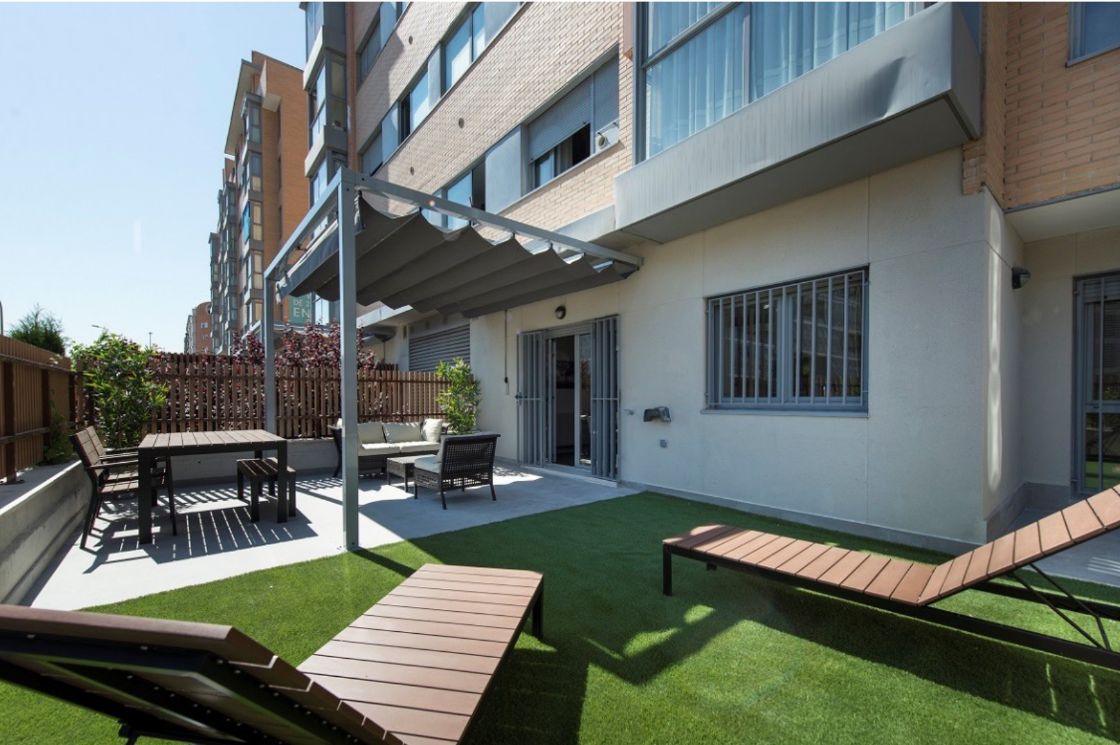 MOSSAICO-Sobre-mi-08 Imagen del interior de un comercio de frutos secos y el dependiente está atendiendo a una clientae