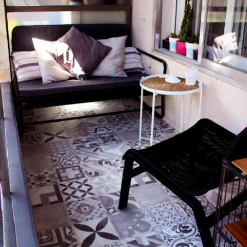 MOSSAICO-Sobre-mi-10 Pareja feliz con cajas de mudanza a su espalda