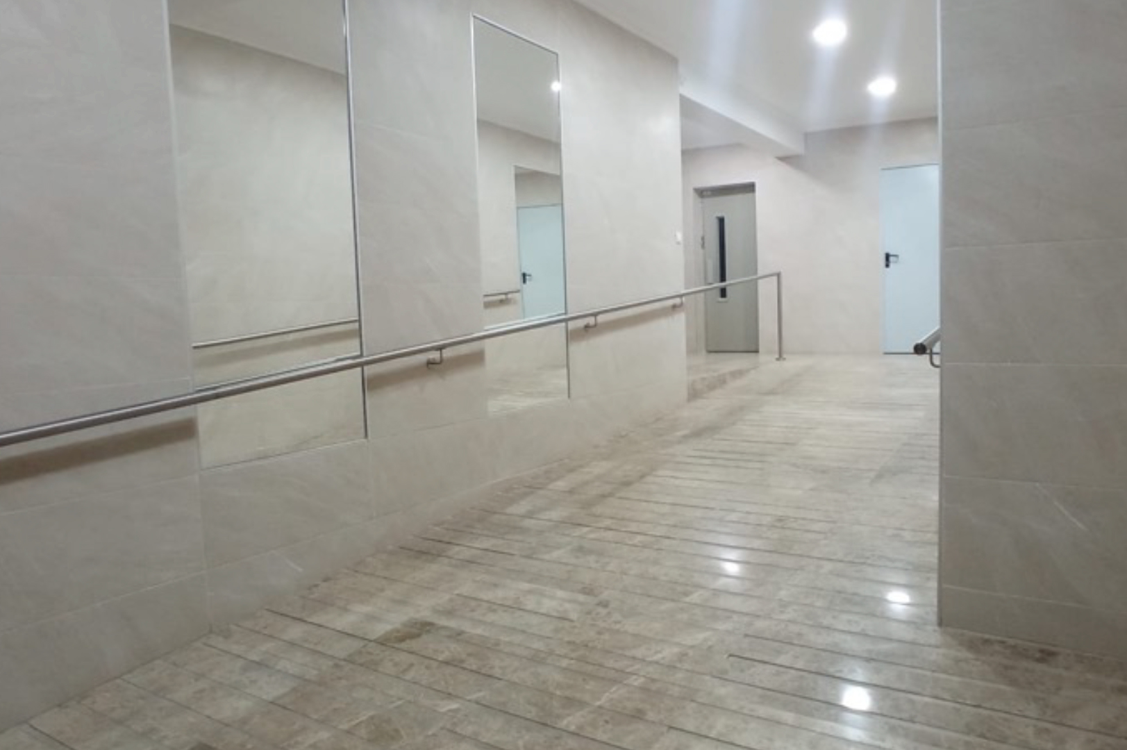 MOSSAICO-Sobre-mi-12 Chica joven hablando por teléfono con el capó del coche abierto por avería