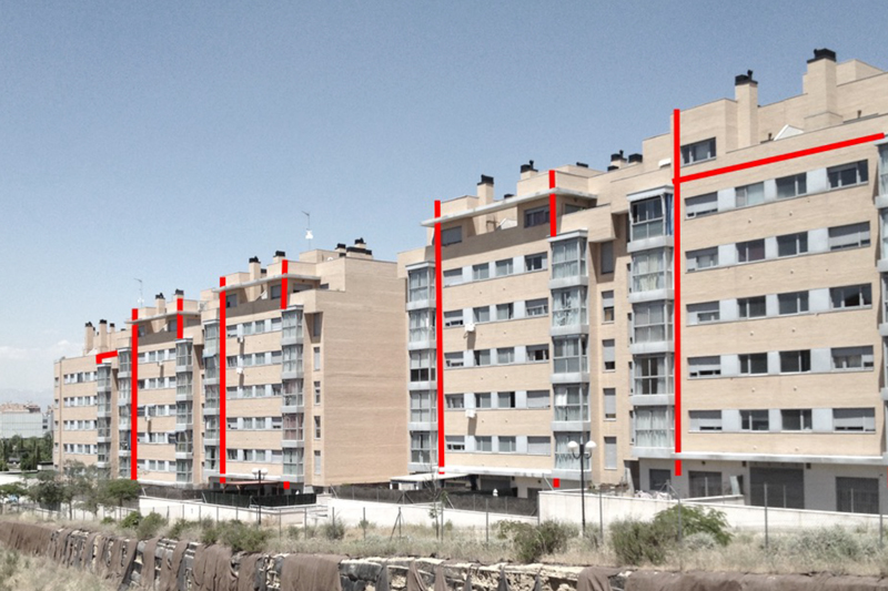 Imagen de Jose Luis de la Torre apoyado en el respaldo de un banco y mirando a cámara y sonriendo